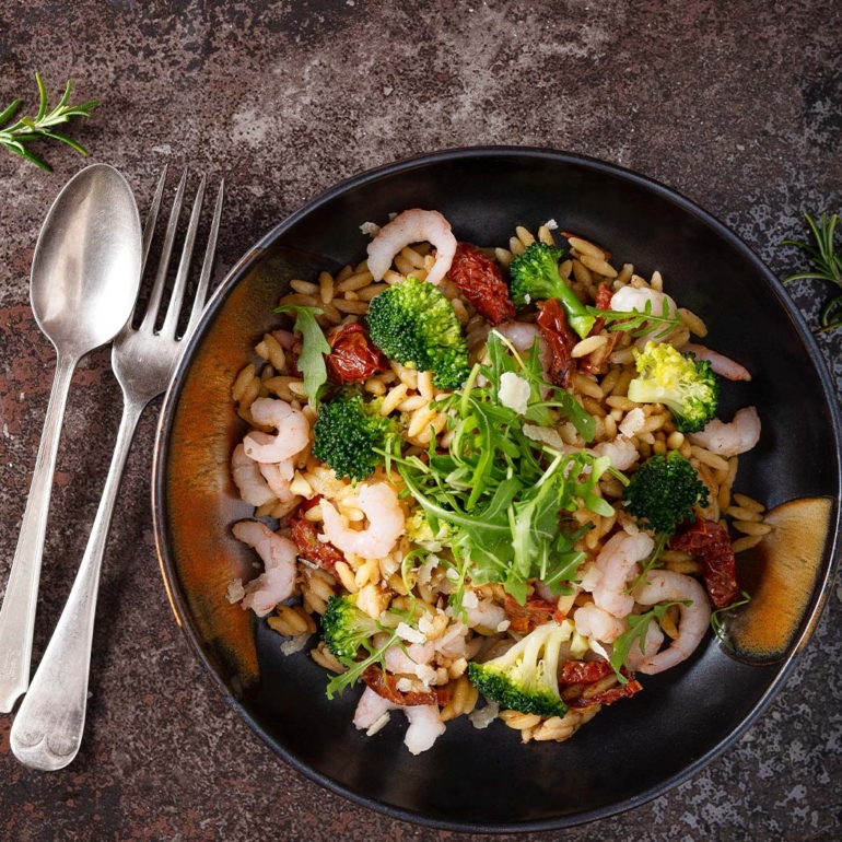 Orzo with prawns, sun-dried tomatoes and broccoli