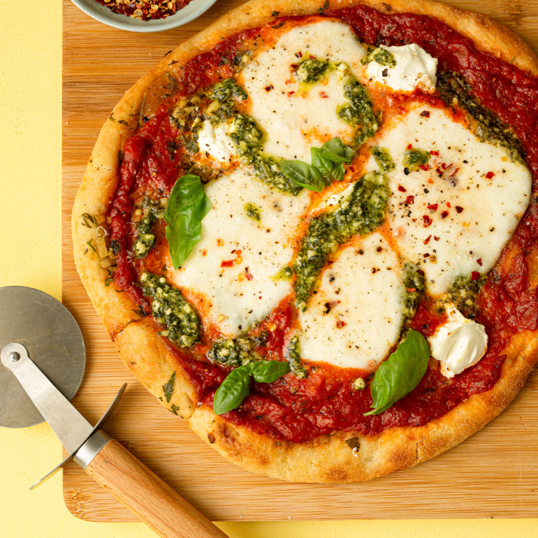 Mozzarella & pesto flatbread pizza