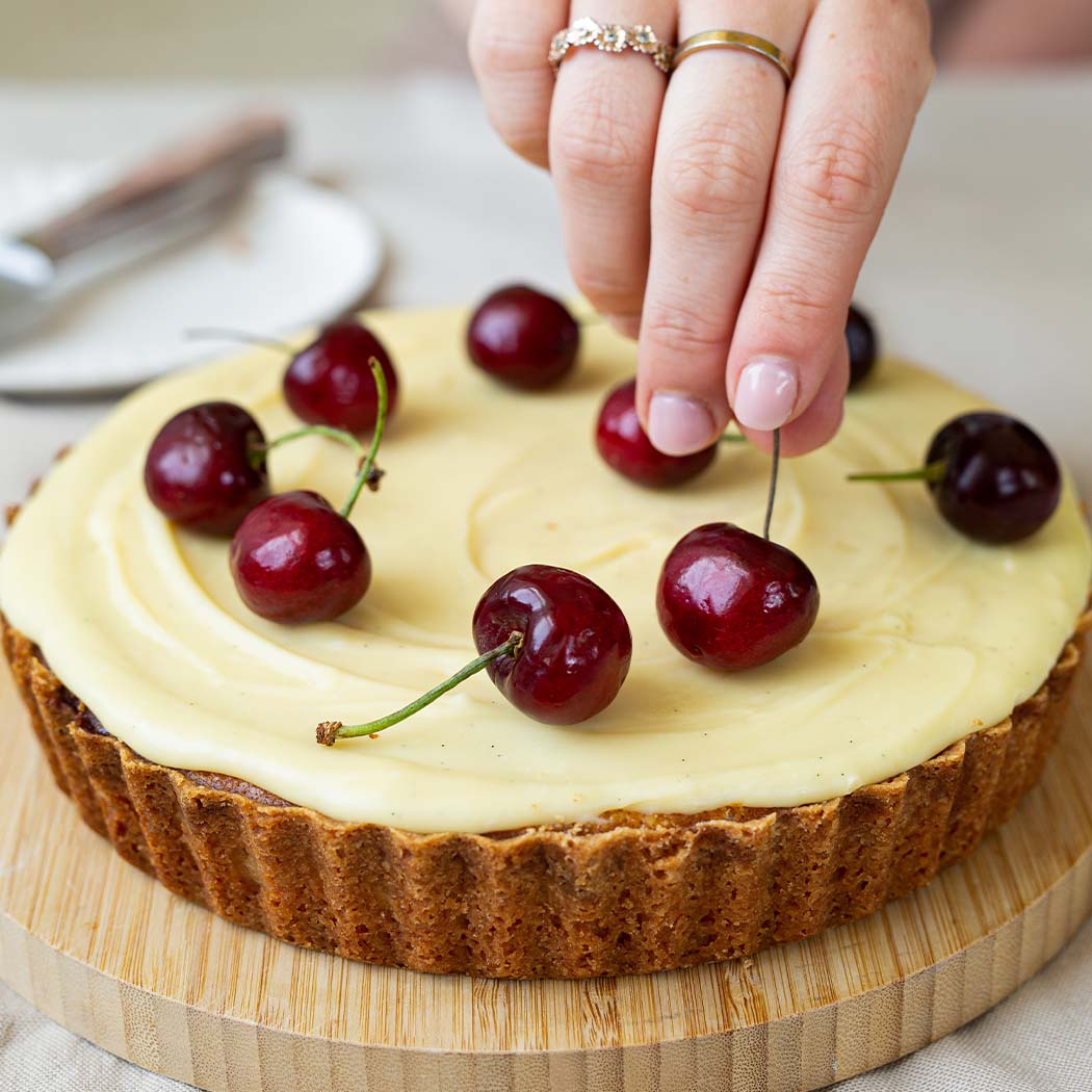 White chocolate & cherry tart recipe | easyFood